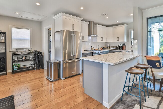 Building Photo - 6027 Comey Ave