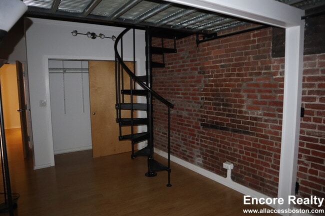 Building Photo - 254 Friend St