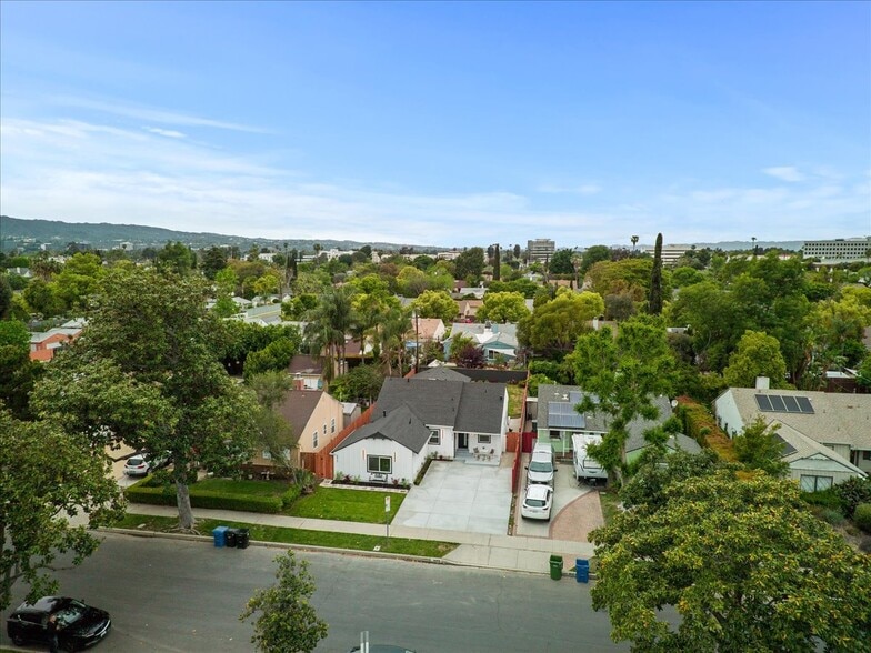 Building Photo - 5815 Saloma Ave