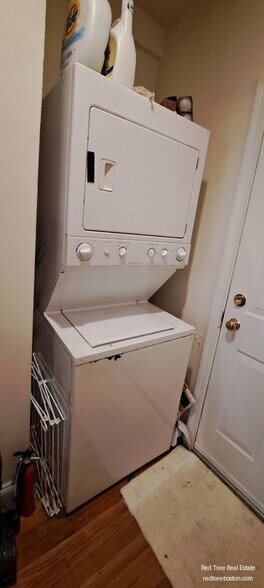 Building Photo - 143 Hillside St