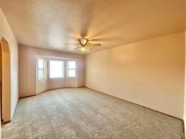 Building Photo - Cute 2 bedroom, 2 bathroom home with firep...
