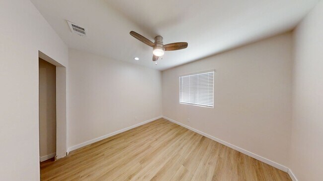 Building Photo - 5BD/2BA on Ewing!!