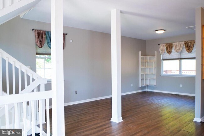 Building Photo - 102 Thomas Ln