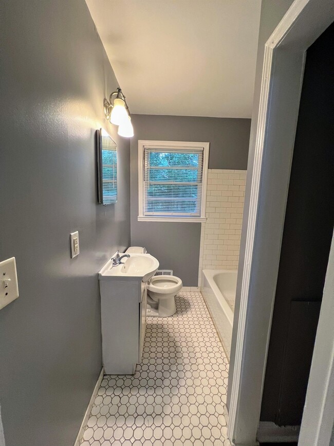 Building Photo - 2884 Meadowview Dr SE