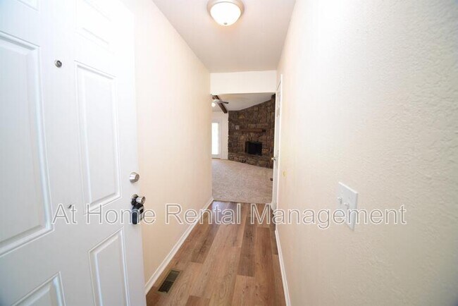 Building Photo - 1717 N Desert Palm Ave