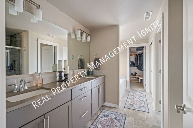Building Photo - 20452 SE Senden Ln