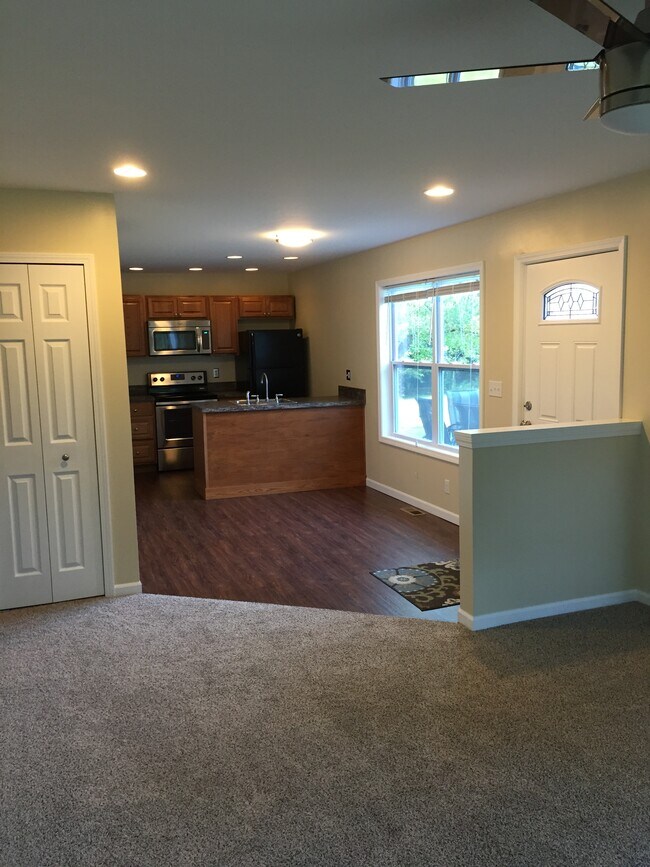 Building Photo - 10933 Hall Rd