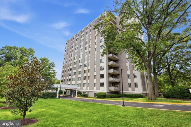 Building Photo - 8315 N Brook Ln