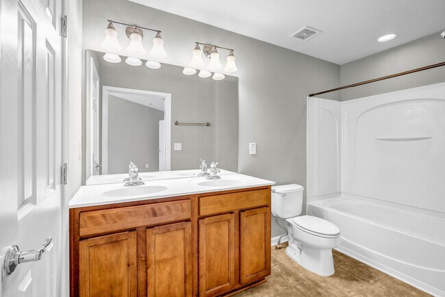 Building Photo - SPACIOUS 3 BEDROOM TOWNHOME
