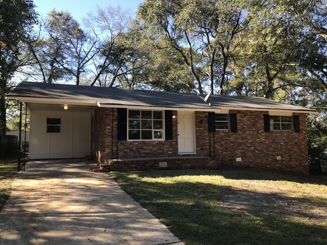 Building Photo - **ON HOLD**3 Bedroom / 1.5 Bathroom Home f...