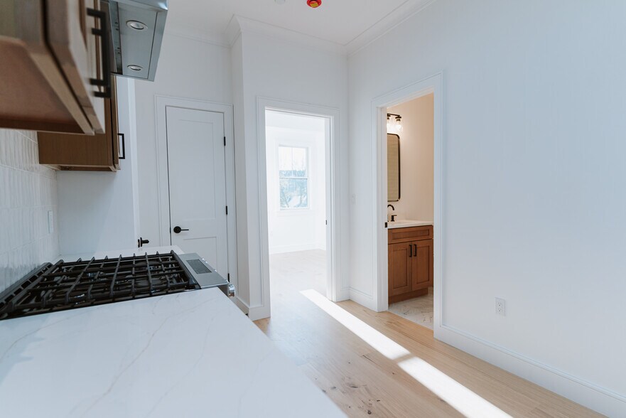 Building Photo - 5 Thurston St