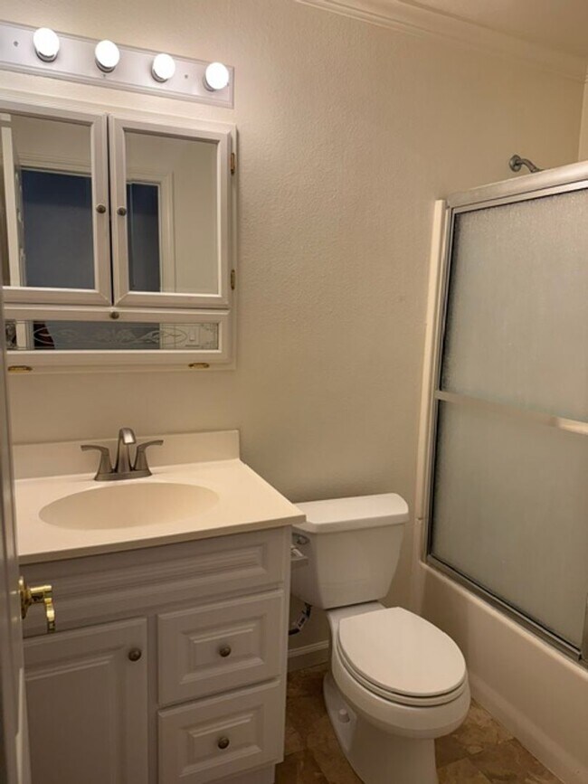 Building Photo - 3 bedroom 2 Bath House with 2 car garage in Rohnert Park