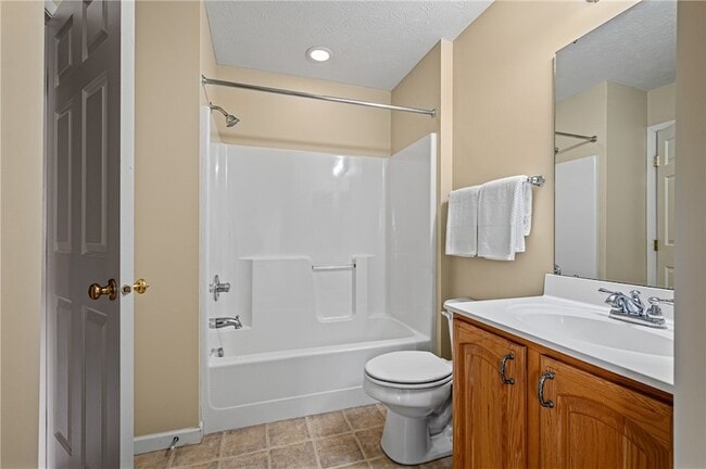 Building Photo - 208 Village Pl