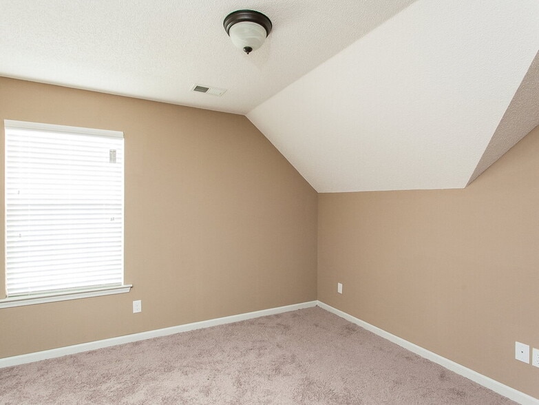 Building Photo - 7281 Green Ash Dr