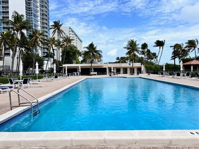 Building Photo - 2625 Collins Ave