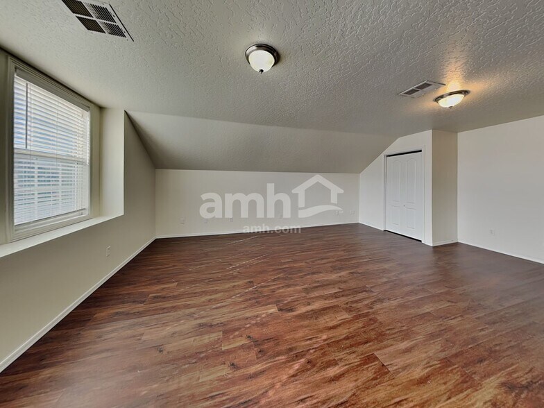 Building Photo - 410 S Saddlerock Ave