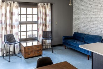 Building Photo - Fully Furnished Apartment in Historic Tracy Park