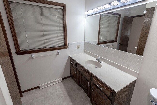 Building Photo - 401 Cedar Ln