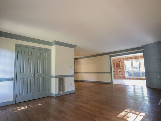 Building Photo - Beautiful home for rent minutes from the J...