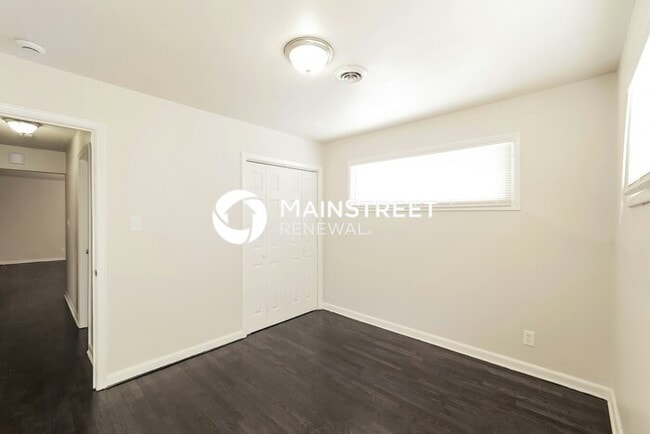 Building Photo - 4 Bedroom Pet-Friendly Home in Grandview, ...