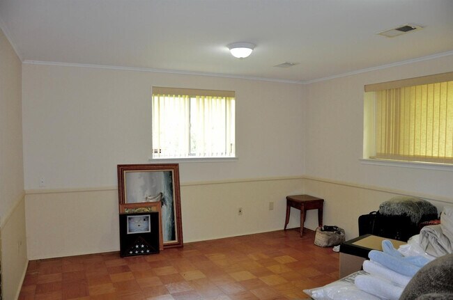 Building Photo - 2065 Yorktown Dr