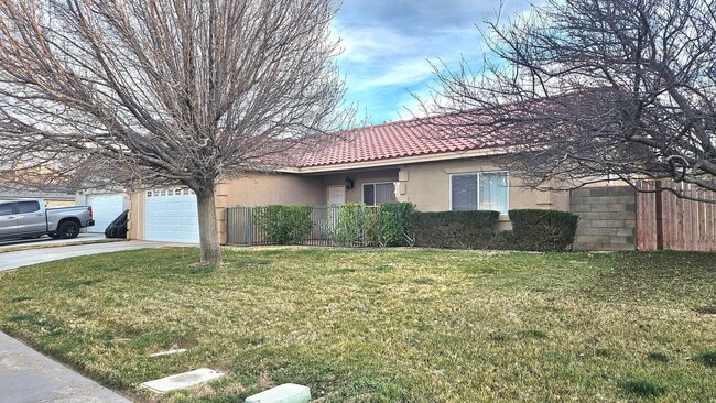 Building Photo - Parkway Village Beauty - 3 Bed + 3 Bth!