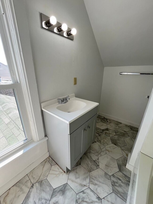 Building Photo - Newly Updated 2nd Floor 2 Bed/1 Bath Duplex Apartment