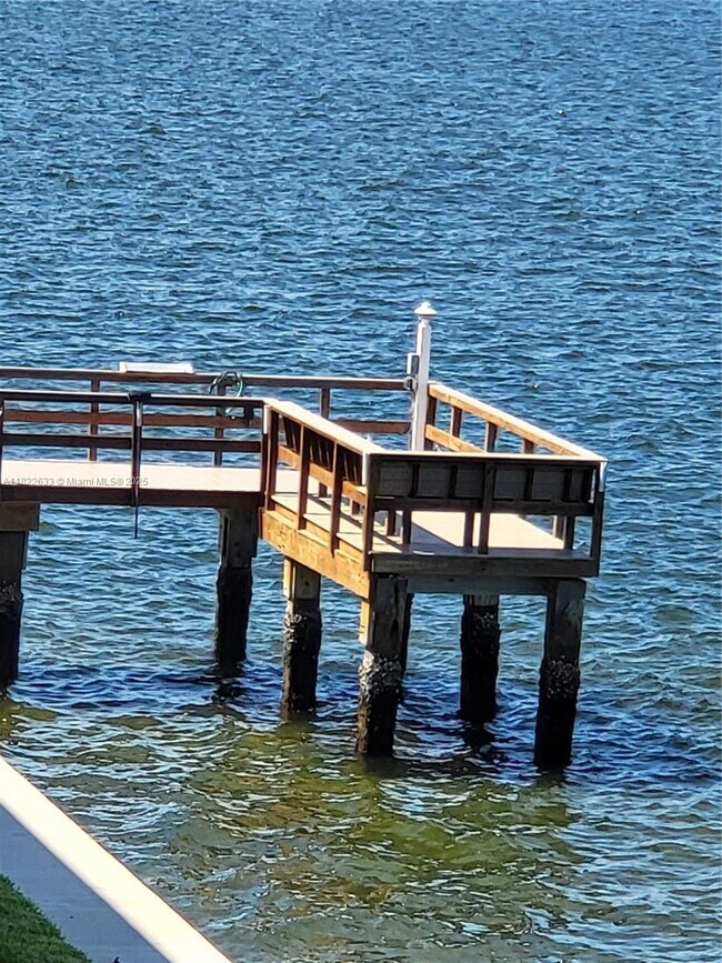Building Photo - 100 Shore Ct