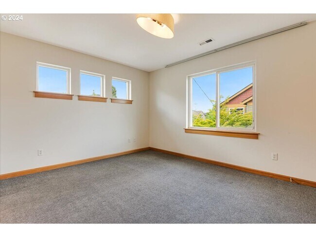 Building Photo - Charming 3-Bed, 2.5-Bath Townhome with Private Patio, Open Floor Plan, and Prime King Neighborhoo...