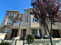 Building Photo - Brighton Oaks Beauty Just Steps from Downt...