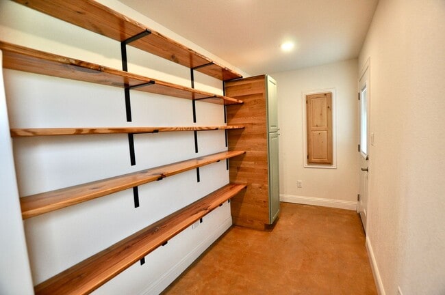 Building Photo - FOR LEASE! Enjoy Quiet Country Living in this Cute 2 BR - 1 BA Brick Home on 1 Acre in Millsap ISD.