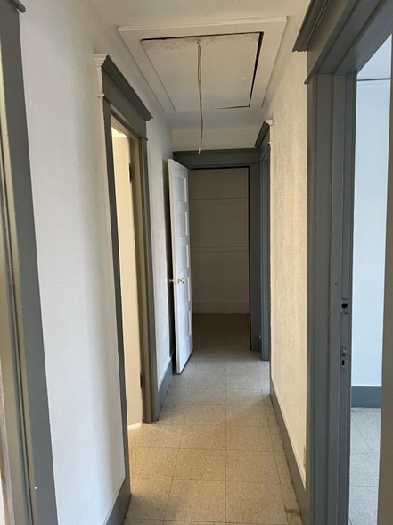 Building Photo - 1330 S Oak Ave