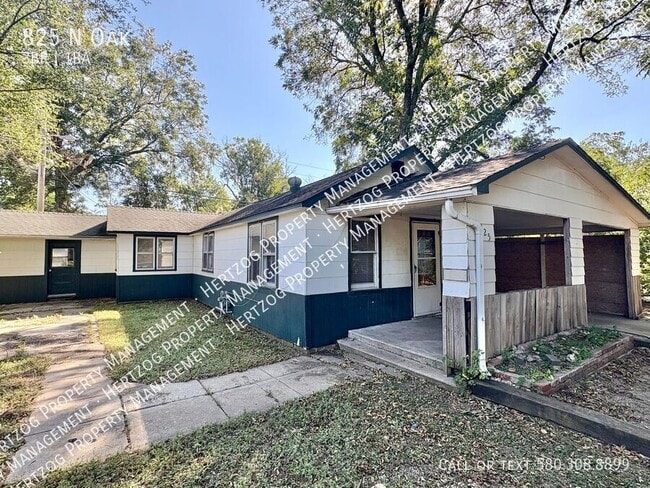 Building Photo - 825 N Oak-