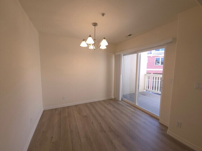Building Photo - Covered parking? covered private deck? Dakota Ridge 2 Bedroom 2.5 Bath Condo