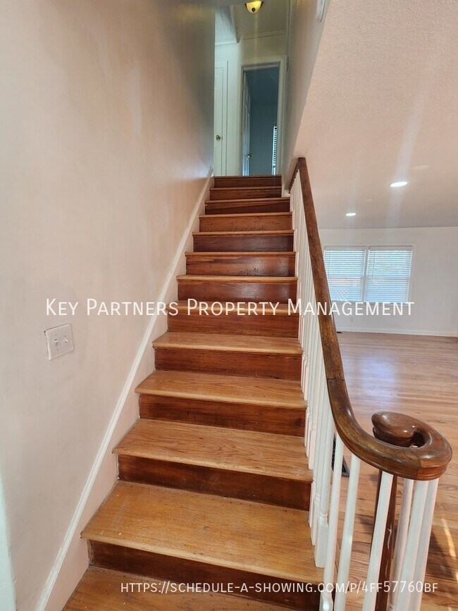 Building Photo - 318 E 68th St