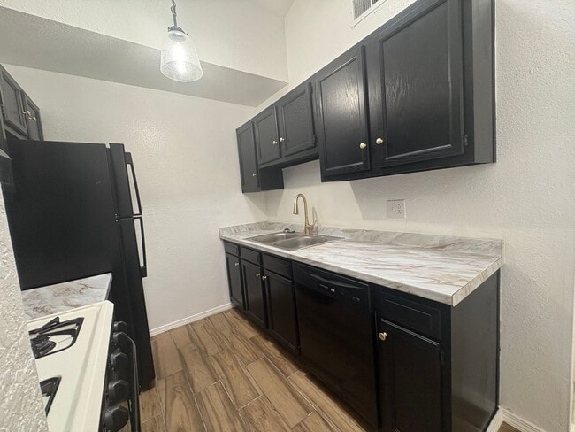 Building Photo - EASTSIDE DUPLEX FOR RENT