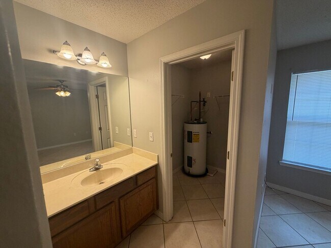 Building Photo - Duplex in the Heart of Niceville