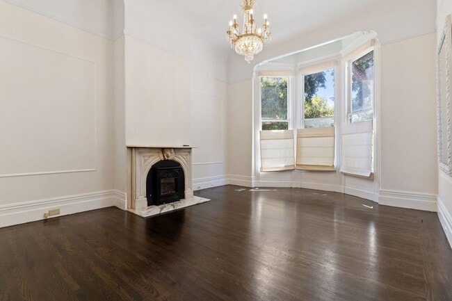 Building Photo - 2 Bed, 2 Bath Victorian Style Condo with M...
