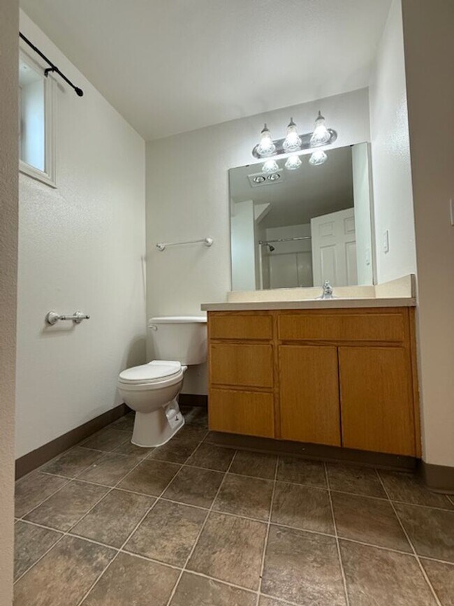 Building Photo - 4 Bedroom 2 Bath Country home Dundee OR. P...