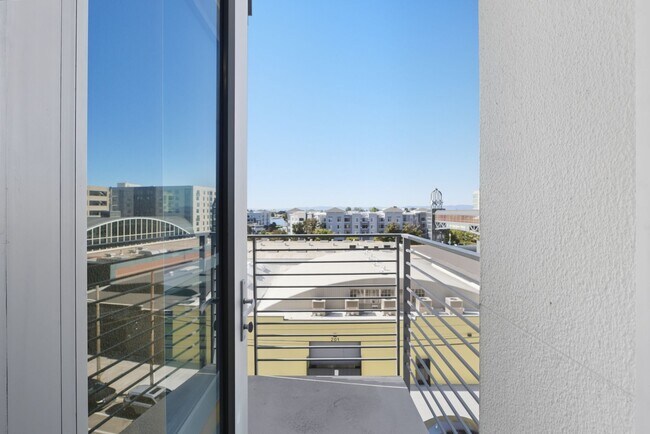 Building Photo - 200 2nd St