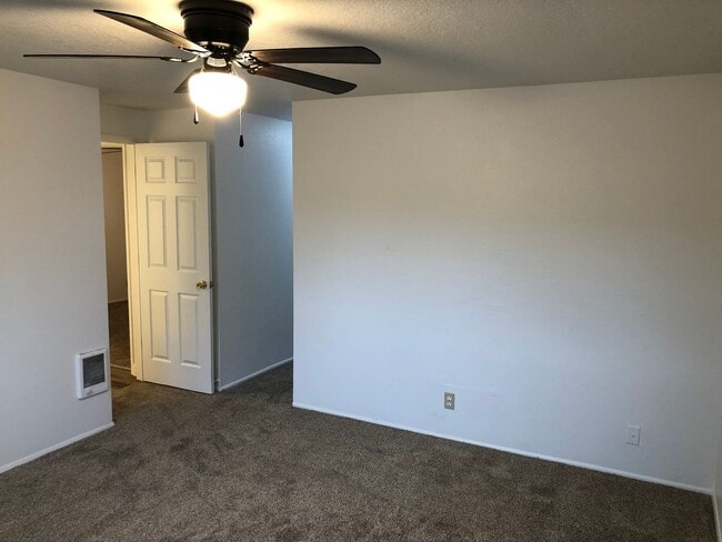 Building Photo - Updated single level 2 bedroom 1 bath duplex in Springfield!