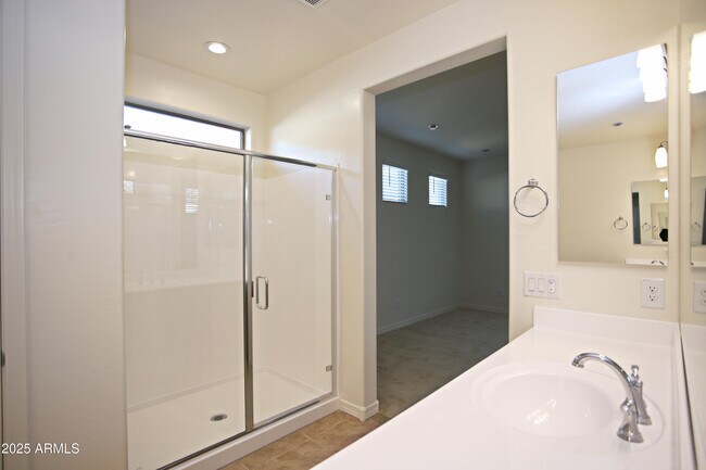 Building Photo - 977 W Finch Dr