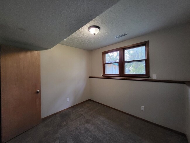 Building Photo - Spacious 4 bedroom home!