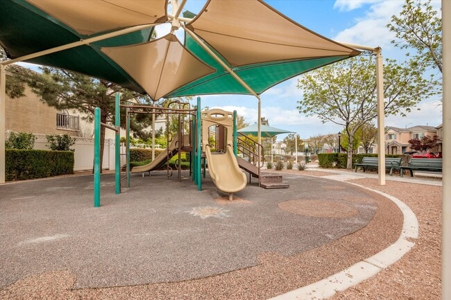 Building Photo - Great location 3 bedrooms 2 1/2 bath, community pool, St. Rose pkwy and Spencer