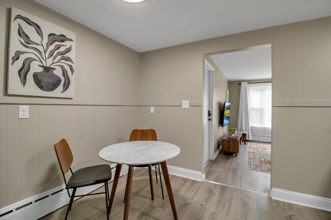 Building Photo - Furnished 1-Bedroom First-Floor Apartment Minutes from Highmark Stadium