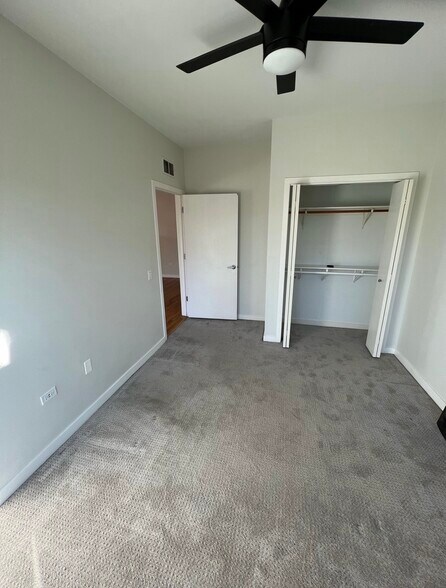 Building Photo - 912 W Chicago Ave