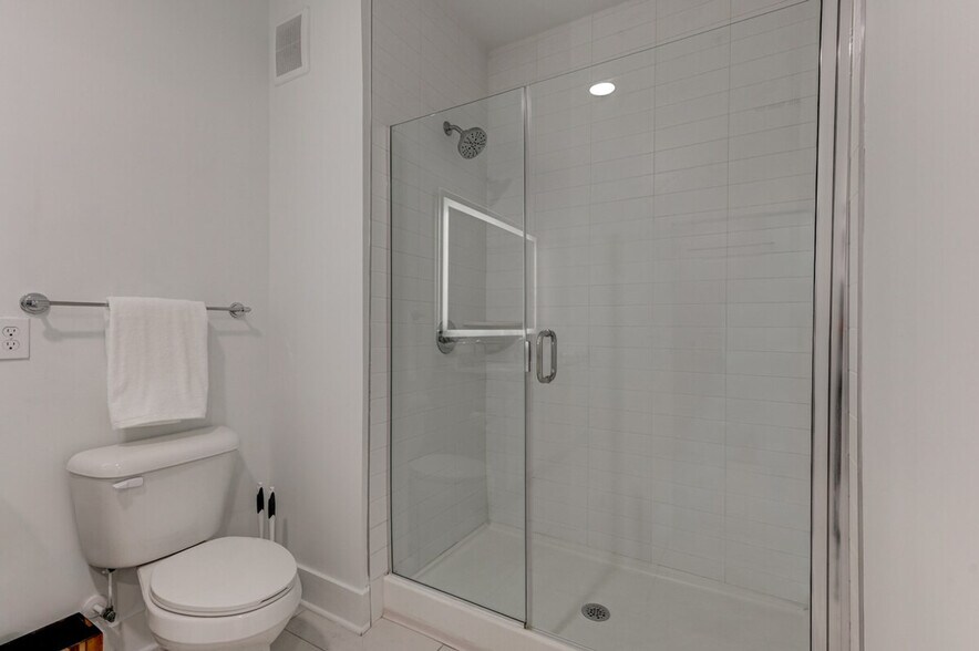 Building Photo - 308 Gibson St SE