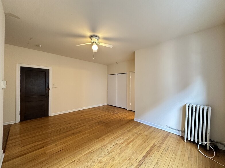 Building Photo - 1034 W George St