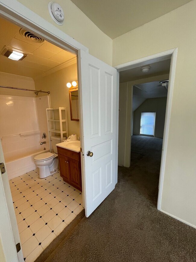 Building Photo - 516 N Adams St