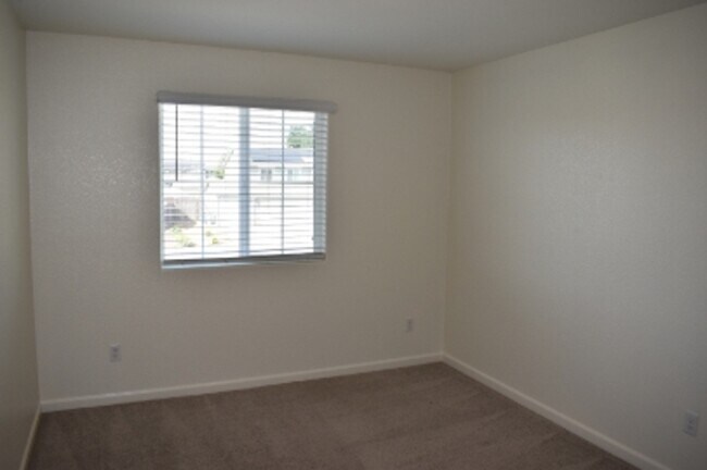 Building Photo - 624 Suzanne Dr